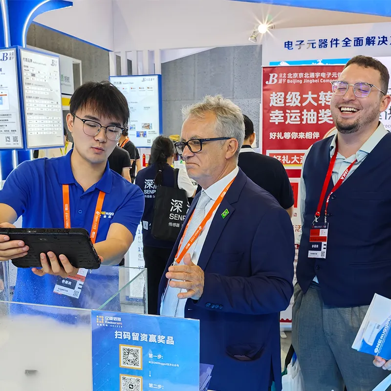 The staff enthusiastically introduced product information, and the audience was very interested in Onerugged's products.
