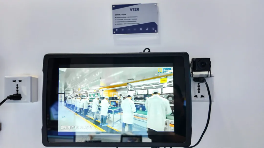 The V12R tablet Предложения high compatibility, seamlessly adapting to multiple types of agricultural machinery.