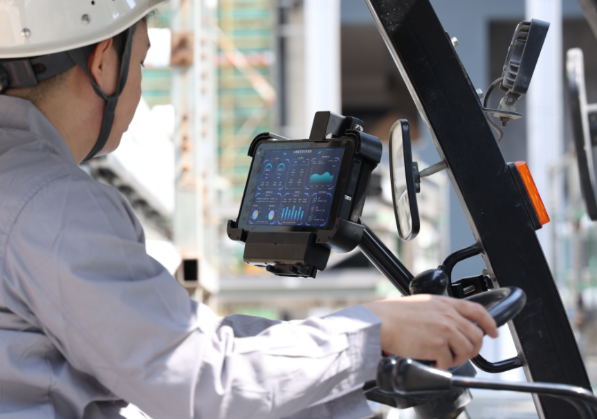 Onerugged provides the ПК V10J, устанавливаемый на промышленном транспортном средстве, installed directly in forklift cabins Onerugged provides the ПК V10J, устанавливаемый на промышленном транспортном средстве, installed directly in forklift cabins