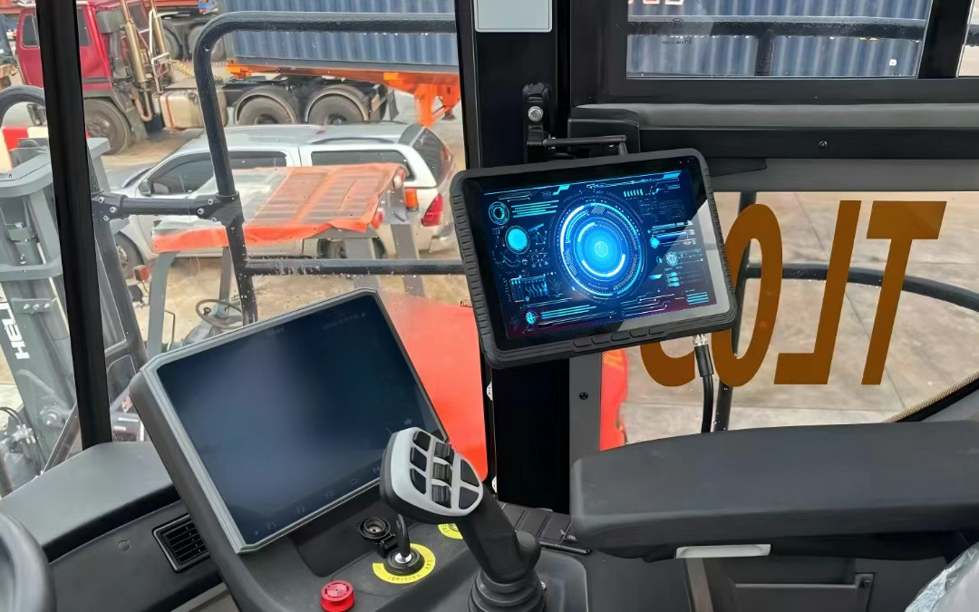 С яркостью до 1000 нит, the V10J ensures clear visibility under strong sunlight and maintains stable system performance inside hot crane cabins С яркостью до 1000 нит, the V10J ensures clear visibility under strong sunlight and maintains stable system performance inside hot crane cabins