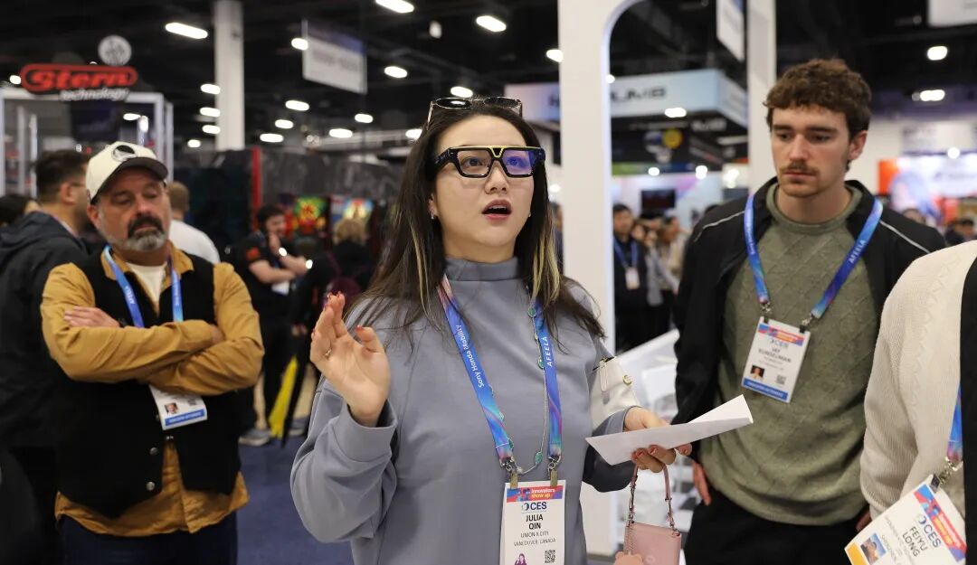 Attendees experiencing EmdoorVR's new AI glasses, complementing the full matrix of Новости для защищенного планшета and innovations at the show