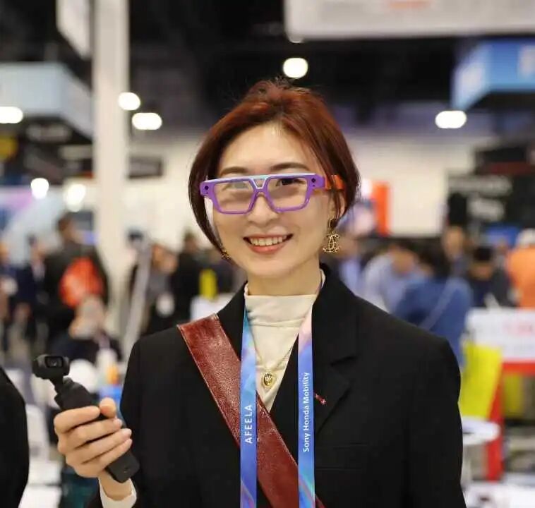 Attendees experiencing EmdoorVR's new AI glasses, complementing the full matrix of Новости для защищенного планшета and innovations at the show