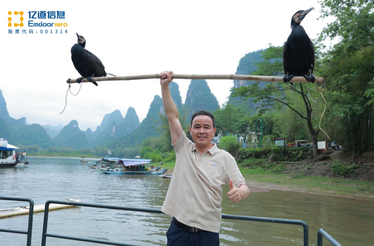The journey continued with a cruise along the Xingping section of the Lijiang River.