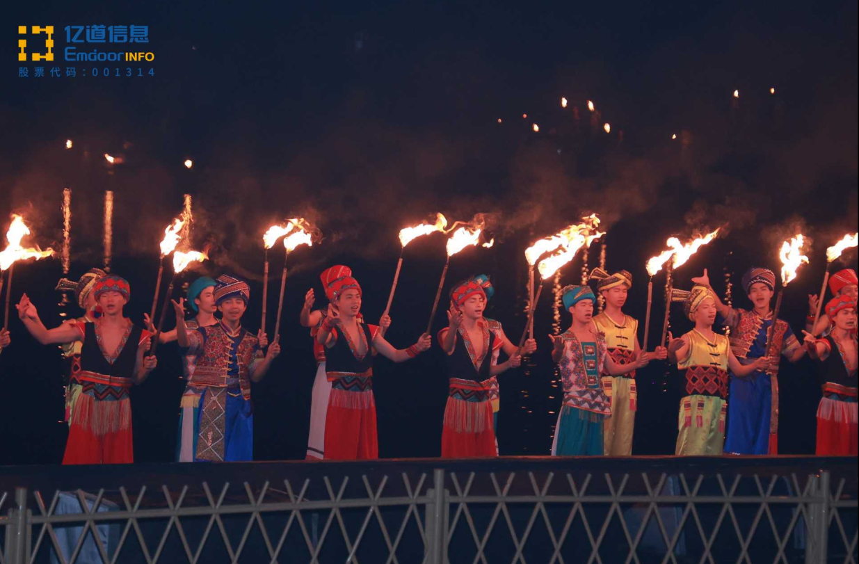 the team gathered at the Lijiang Landscape Theater to watch Печать Лю Санджие
