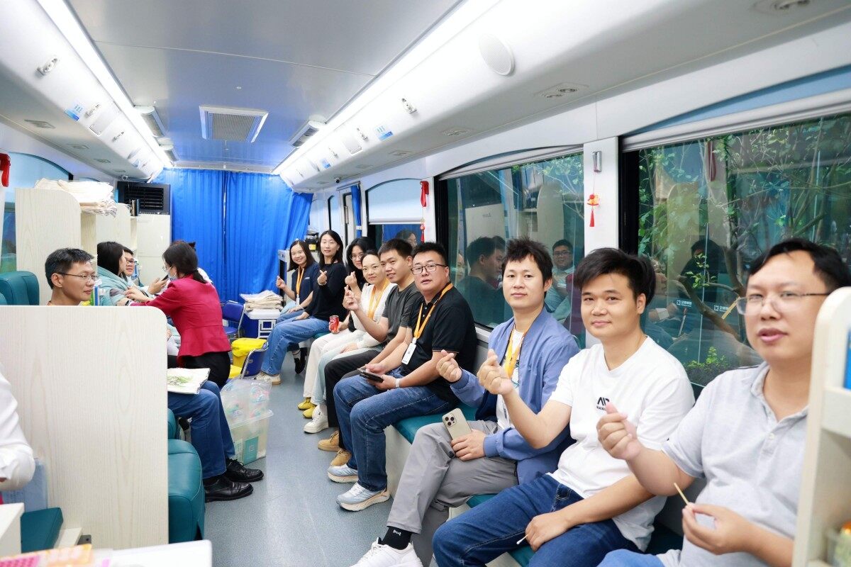 Emdoor employee participating in blood donation